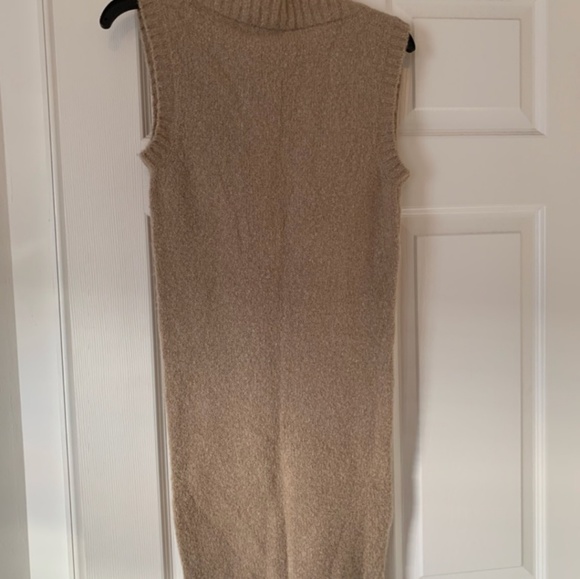 BCBG sleeveless sweater - Picture 2 of 3